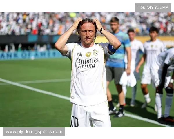 世界足球八号球星盘点 哪些传奇球员曾身披8号战袍