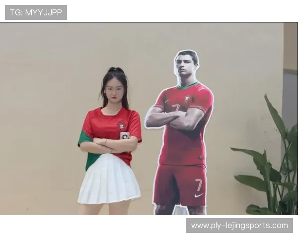 球星女友转型足球宝贝挑战自我走红网络掀起热议