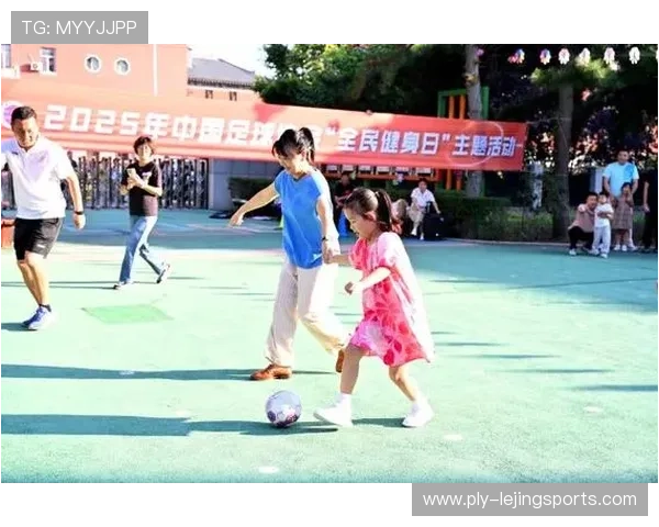 足球巨星携萌娃亮相温馨时刻引发粉丝热议展现家庭幸福生活 足球巨星携萌娃亮相温馨时刻引发粉丝热议展现家庭幸福生活