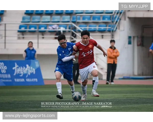 足球巨星赛后亲切与粉丝合影留下温馨难忘瞬间